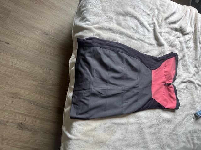 Abito nero e rosa con cerniera