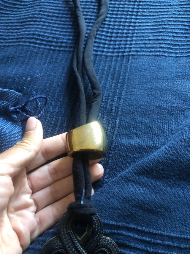 Collana nera corda e tessuto con sacchetto