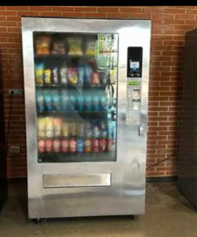 Máquina expendedora snacks y bebidas