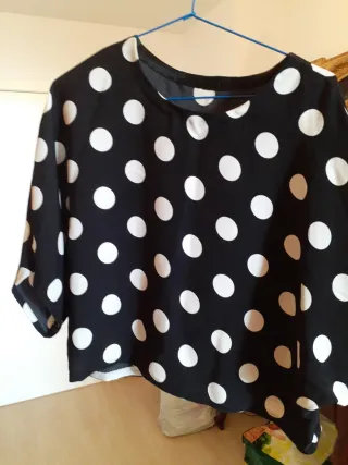 Blusa de fiesta lunares con manga francesa

