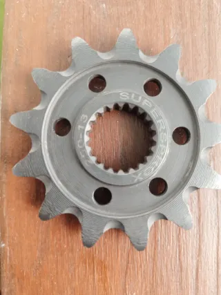 Piñón y plato 52 dientes moto