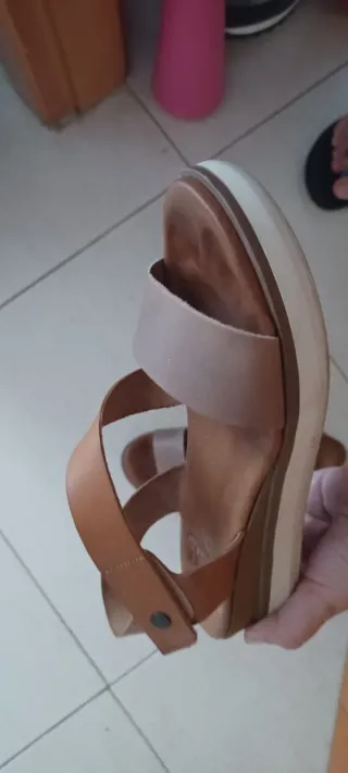 Sandalias cuña piel beige y marrón