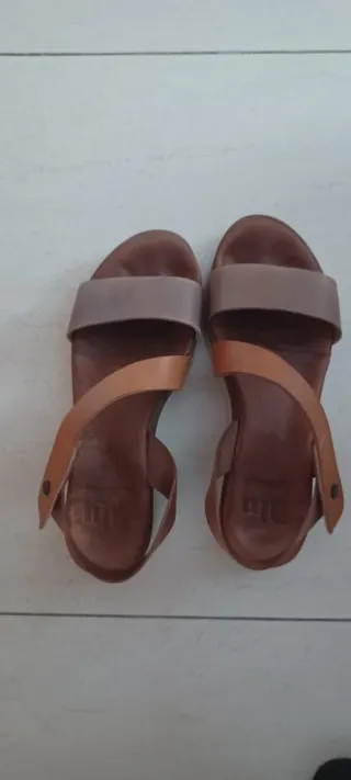 Sandalias cuña piel beige y marrón