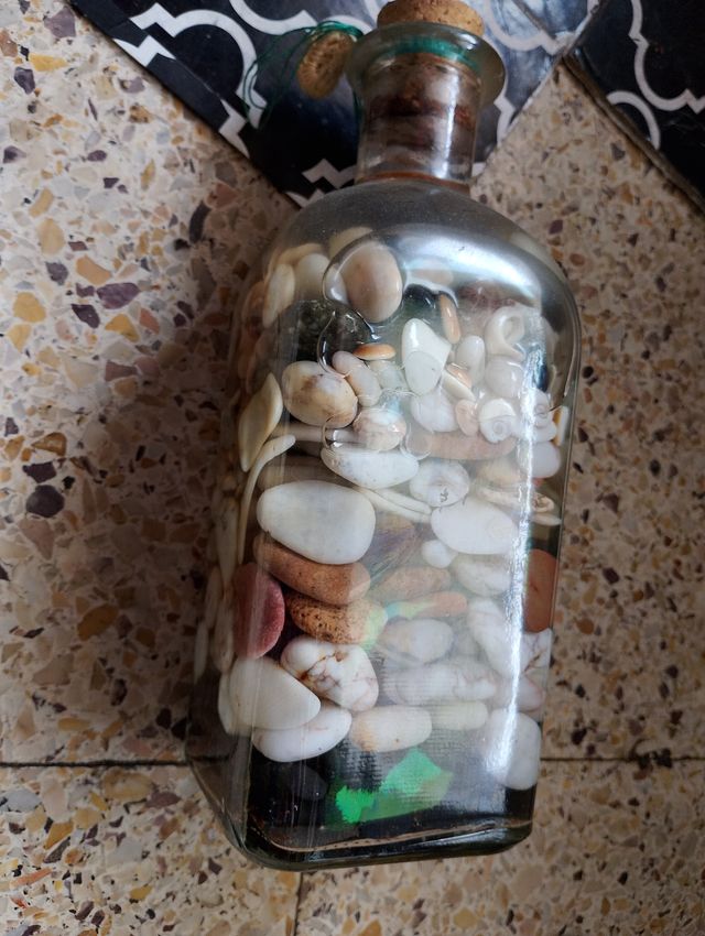 Botella cristal con corcho y piedras marinasy agua