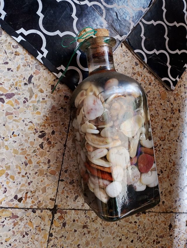 Botella cristal con corcho y piedras marinasy agua