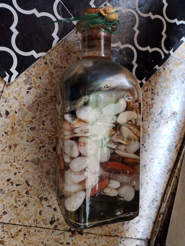 Botella cristal con corcho y piedras marinasy agua