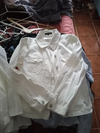 Cazadora vaquera blanca