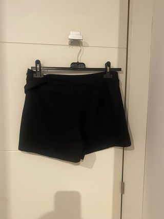 Lote de ropa: falda pantalón negra y camiseta 