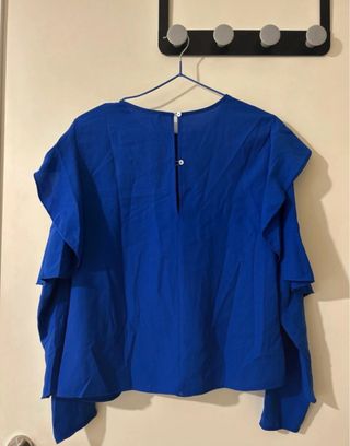 Blusa azul con volantes