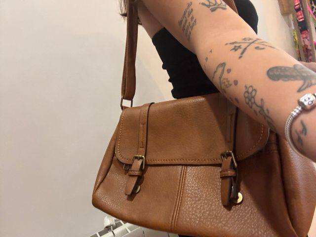 Bolso marrón tipo bandolera