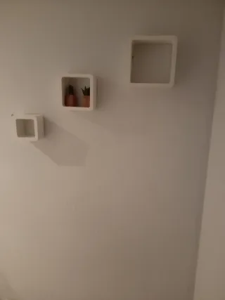 Estanterías cuadradas blancas