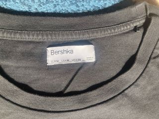Camiseta corta Bershka Negra con estampado