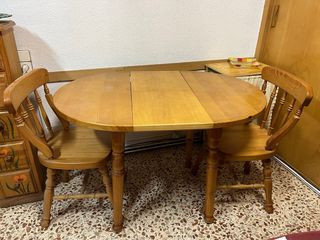 Mesa extensible con 2 sillas de madera