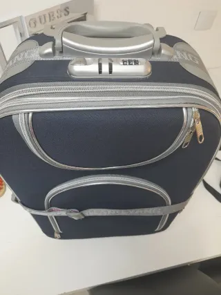 Maleta de viaje Guess azul y plateada