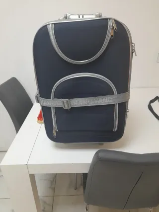 Maleta de viaje Guess azul y plateada