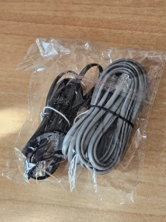 Cavi telefonico/modem grigio e nero