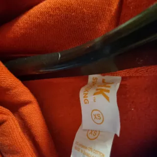 Sudadera roja con logo
