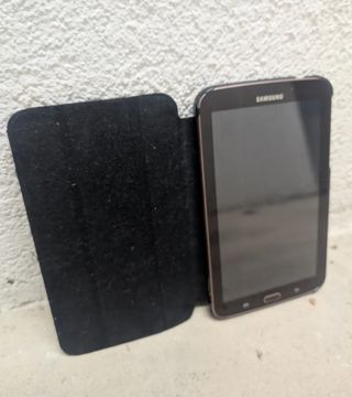 Tablet Samsung Black and Gold e un altro tablet ALCATE bianco