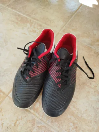Zapatillas fútbol niño Kipsta negras y rojas