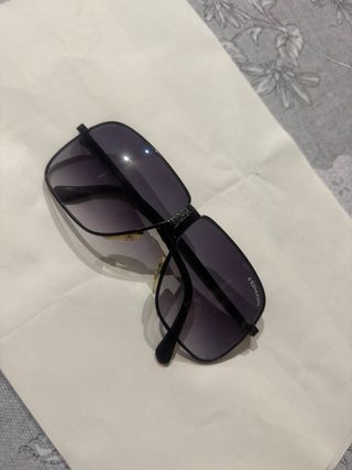 Gafas de sol Ferrari negras.