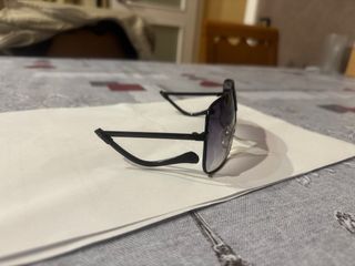 Gafas de sol Ferrari negras.