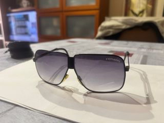 Gafas de sol Ferrari negras.