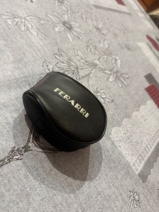 Gafas de sol Ferrari negras.