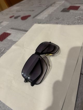 Gafas de sol Ferrari negras.