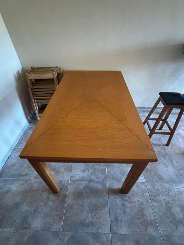 Mesa de comedor de madera