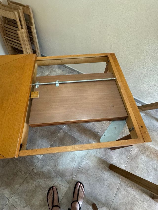 Mesa de comedor de madera