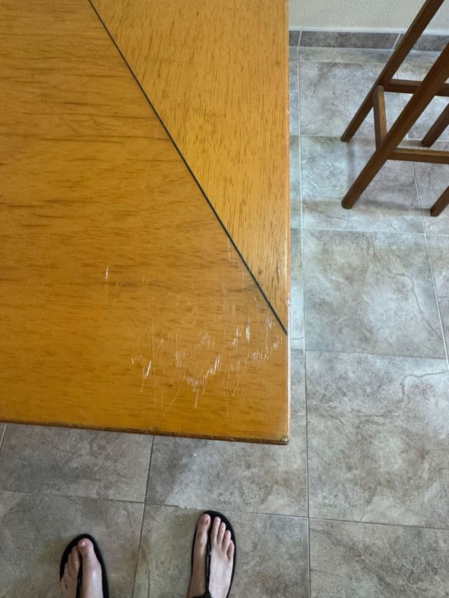 Mesa de comedor de madera