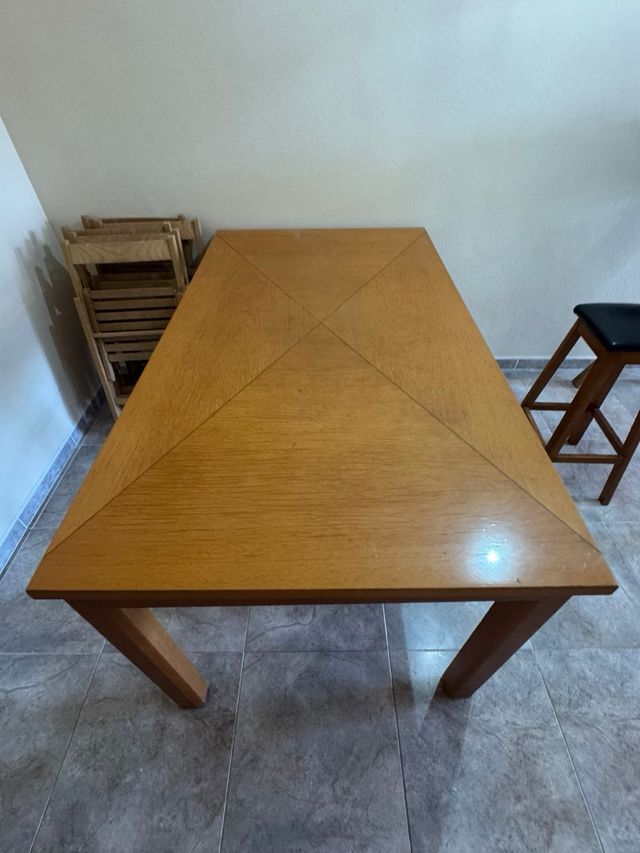 Mesa de comedor de madera
