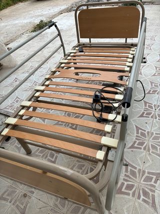 Cama articulada  de hospital, está en Talarrubias 