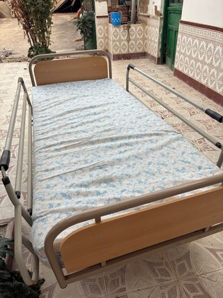 Cama articulada  de hospital, está en Talarrubias 