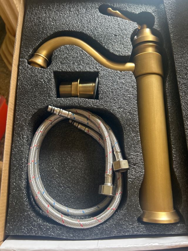 Grifo latón antiguo sobre encimera