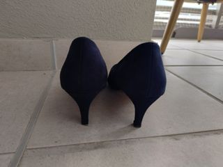 Zapatos de tacón azul marino