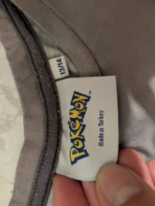 Blusa / tshirt do pokemon pikachu cinzenta e preta