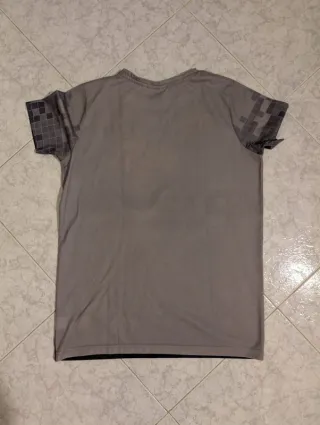 Blusa / tshirt do pokemon pikachu cinzenta e preta