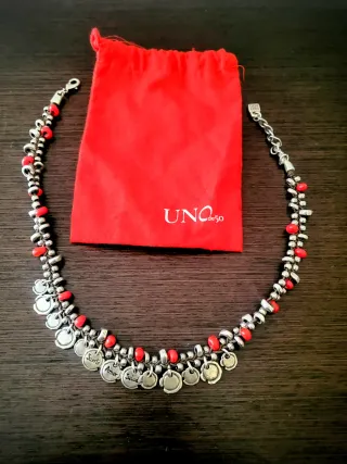 Collar Uno de 50 con abalorios rojos y monedas