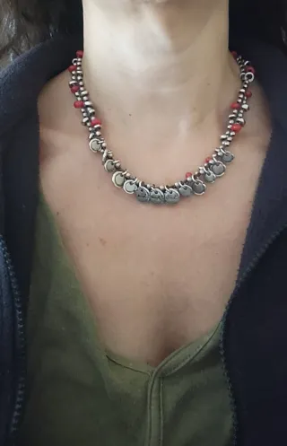 Collar Uno de 50 con abalorios rojos y monedas