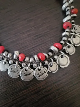 Collar Uno de 50 con abalorios rojos y monedas