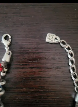 Collar Uno de 50 con abalorios rojos y monedas