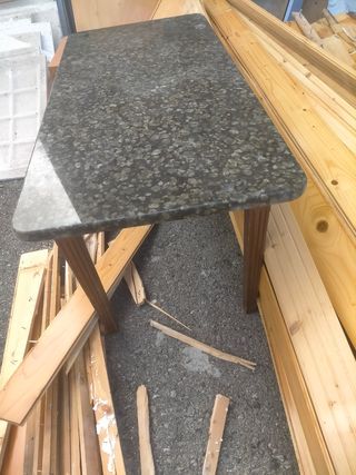 Mesa de mármol con patas de madera