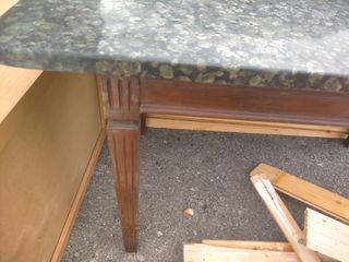 Mesa de mármol con patas de madera