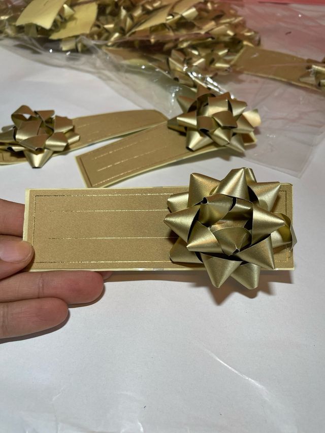 30 Lazos adhesivos de Regalo Dorados