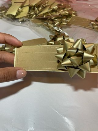30 Lazos adhesivos de Regalo Dorados