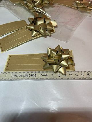 30 Lazos adhesivos de Regalo Dorados