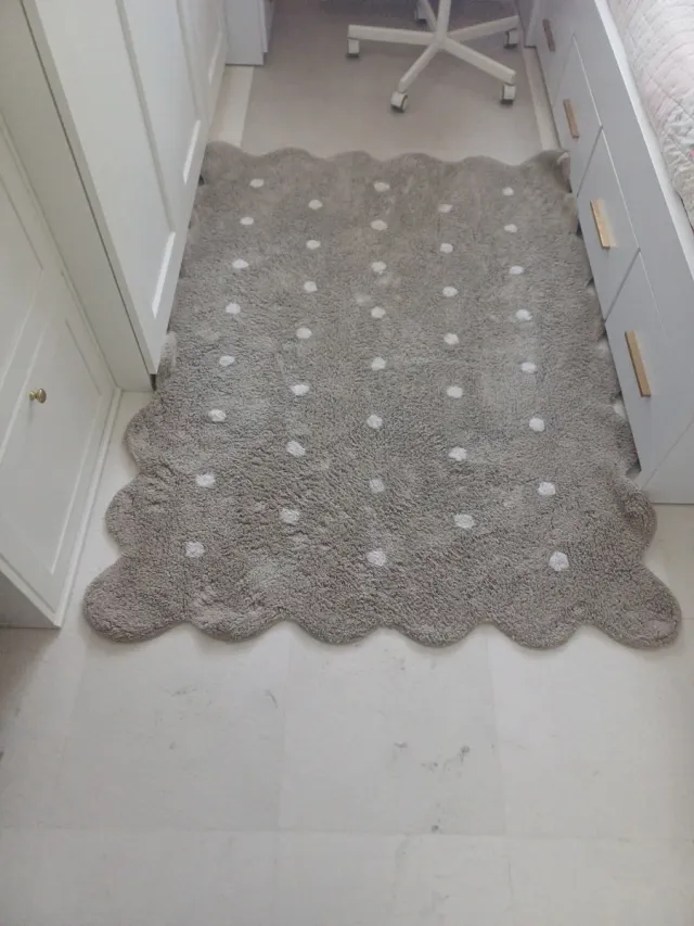 Alfombra gris con puntos blancos