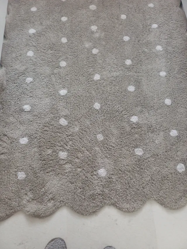 Alfombra gris con puntos blancos