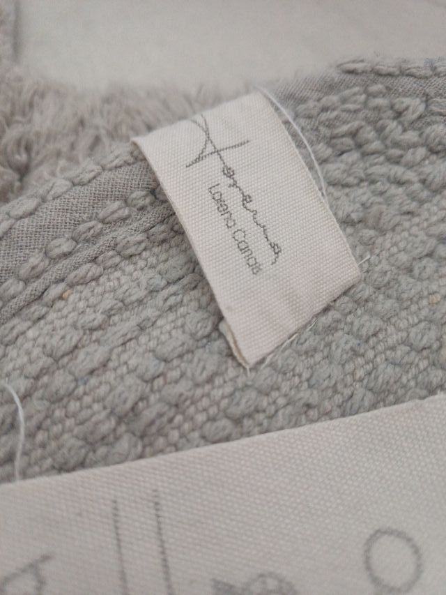 Alfombra gris con puntos blancos